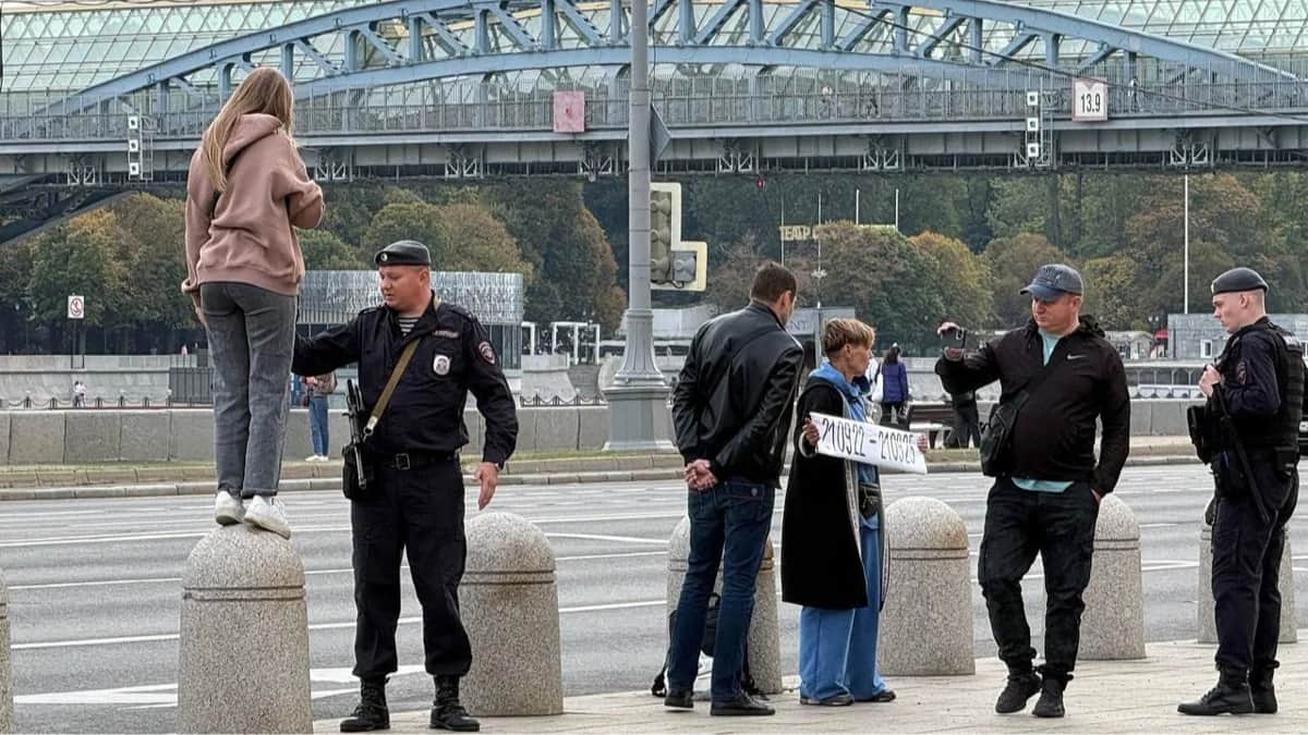 Полицейские не дают сделать фотографию пикета у здания Минобороны, Москва, 21 сентября 2025 года. Фото: Паулина Сафронова / Telegram