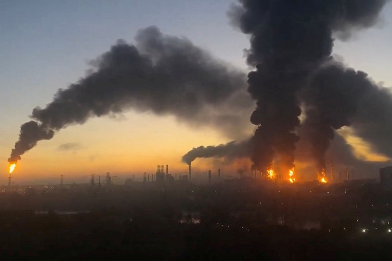 Столбы дыма поднимаются над территорией нефтеперерабатывающего завода в Капотне после украинского удара. Москва. Кадр из видео, опубликованного в социальных сетях 20 сентября 2026 года. Фото: Reuters / Scanpix / LETA