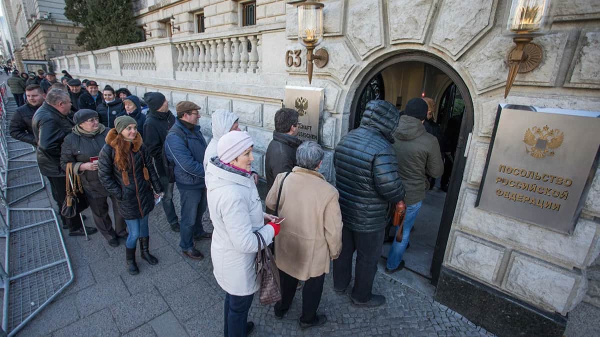 Очередь на голосование по президентским выборам в Берлине, 18 марта 2018 года. Фото: Jörg Carstensen / picture alliance / Getty Images