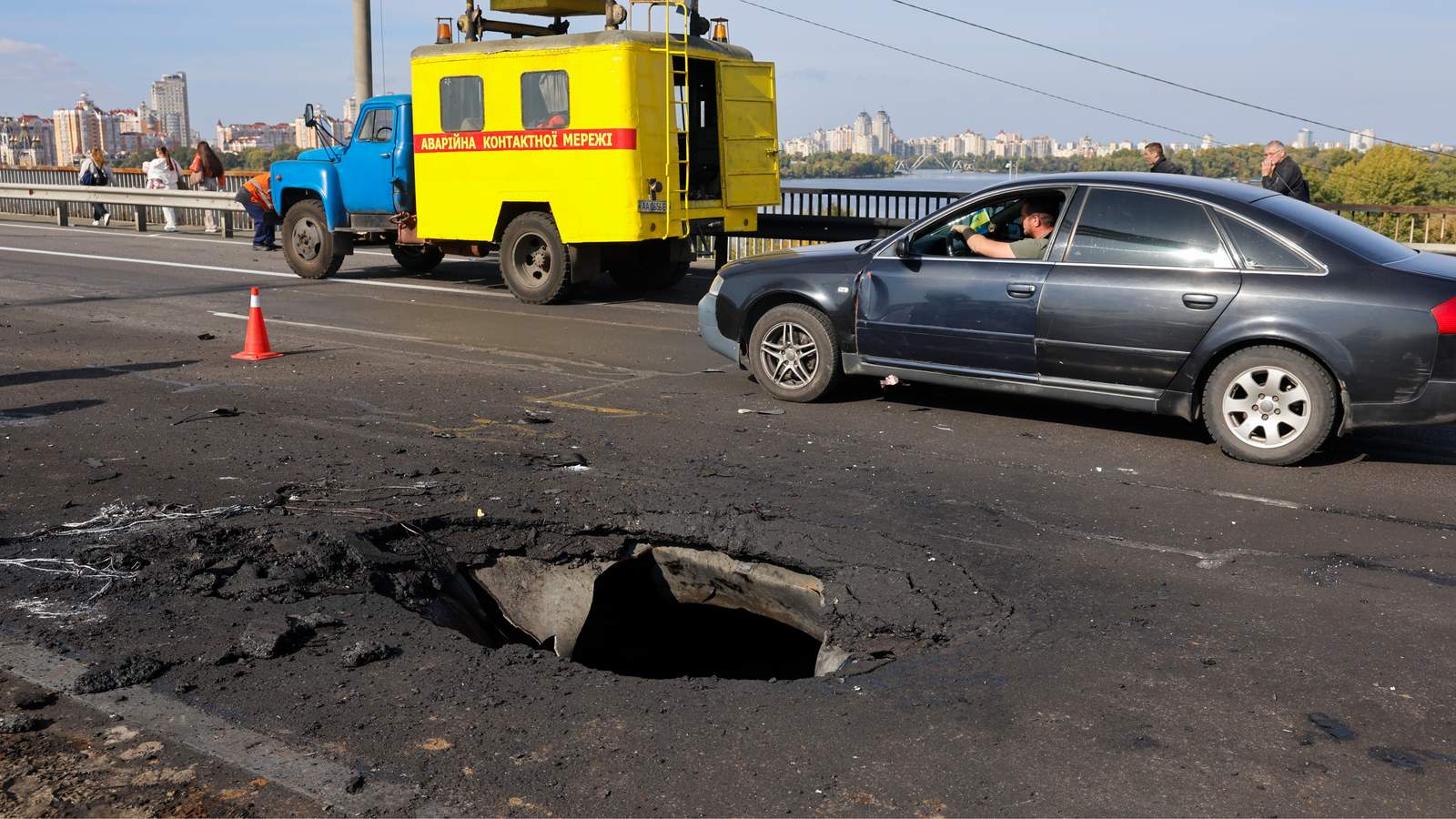 Поврежденный мост в Киеве. Фото: Stringer / EPA