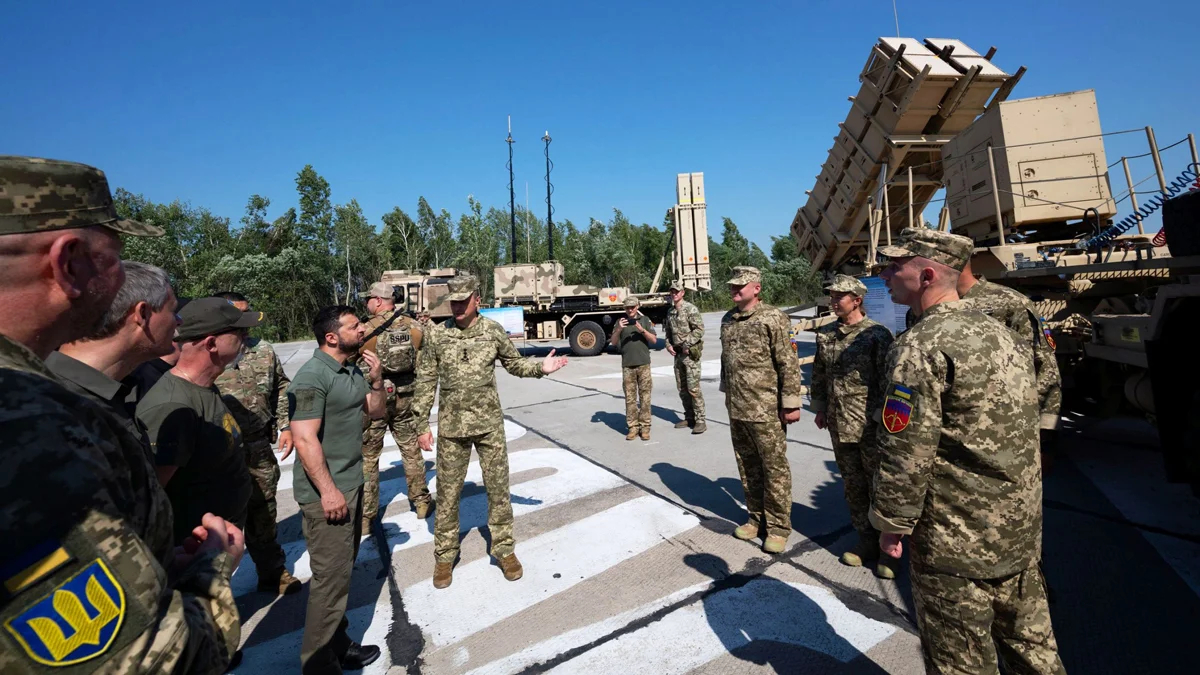 Владимир Зеленский осматривает образцы вооружения и военной техники в День Воздушных Сил Украины, 6 августа 2023 года. Фото: Офис президента Украины