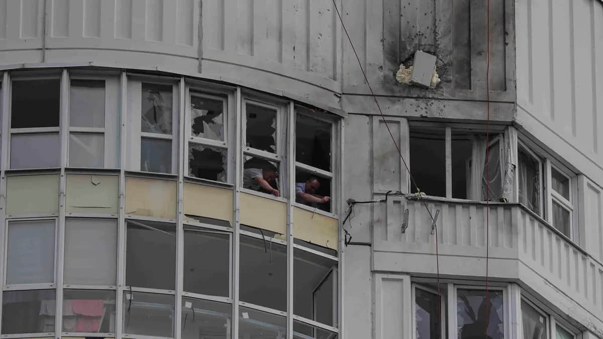 Жилой дом, пострадавший от атаки дронов утром 30 мая, Москва. Фото: EPA-EFE / MAXIM SHIPENKOV
