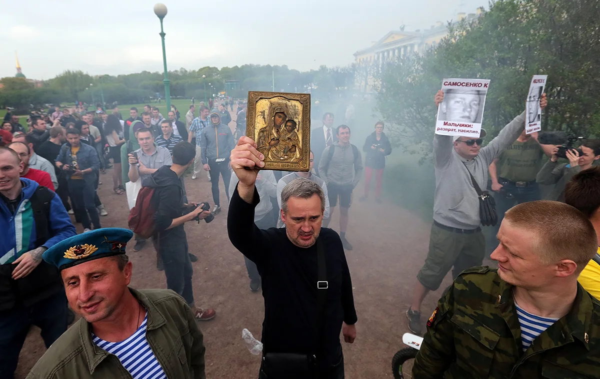 Члены партии русских националистов держат в руках иконы и плакаты в знак протеста против активистов ЛГБТ-сообщества, Санкт-Петербург, Россия, 17 мая 2013 года. Фото: Анатолий Мальцев / EPA