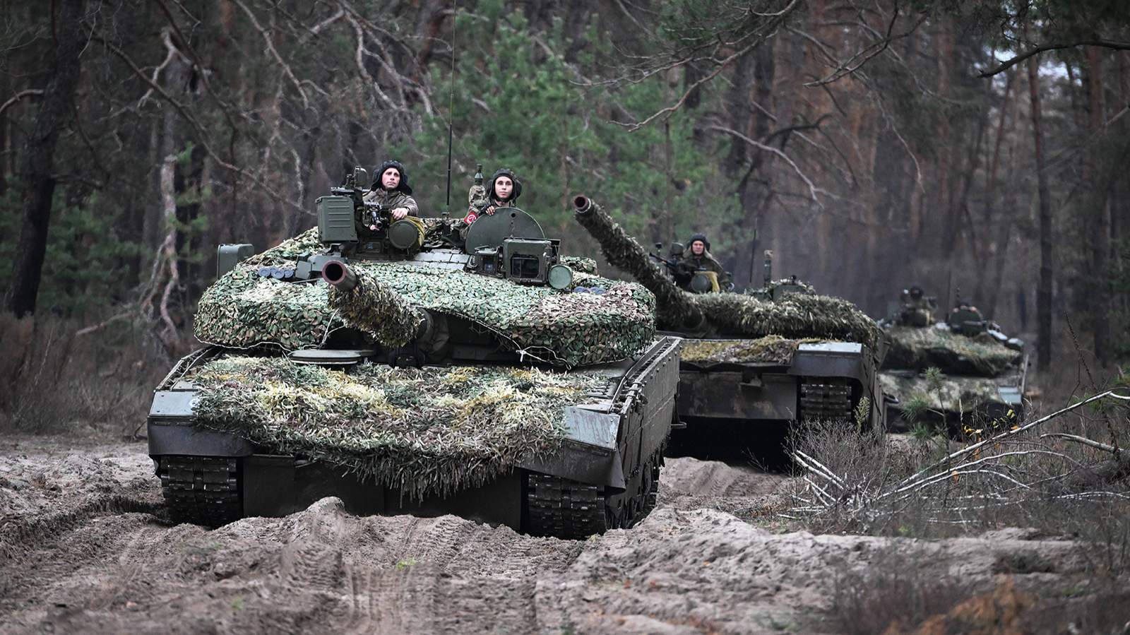 Российские военнослужащие на танках Т-80 едут в сторону Лимана. Украина. Фото: Станислав Красильников / IMAGO / SNA / Sputnik / Scanpix / LETA