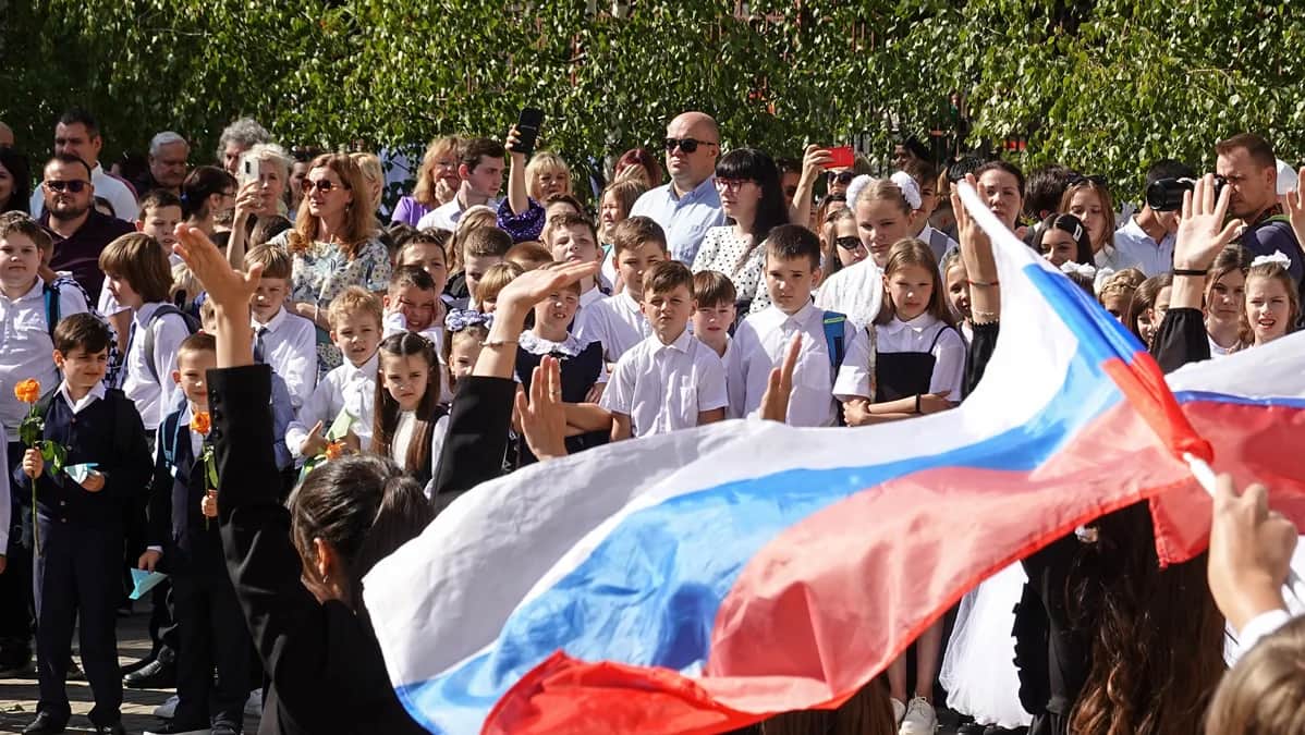Торжественная линейка в одной из школ в Подмосковье, 1 сентября 2023 года. Фото: Максим Шипенков / EPA-EFE