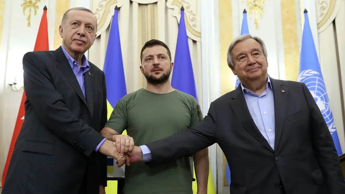 Президент Турции Эрджеп Эрдоган, президент Украины Владимир Зеленский и Генеральный секретарь ООН Антониу Гутерриш во время встречи во Львове. Фото: TCCB / Murat Cetinmuhurdar / Handout / Anadolu Agency / Getty Images