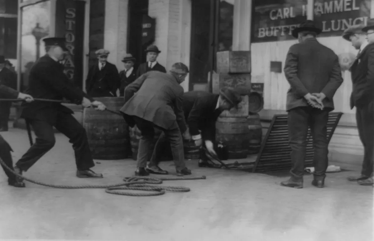 Полицейский рейд во время сухого закона в Вашингтоне, 1923 год. Фото: National Photo Company Collection / loc.gov