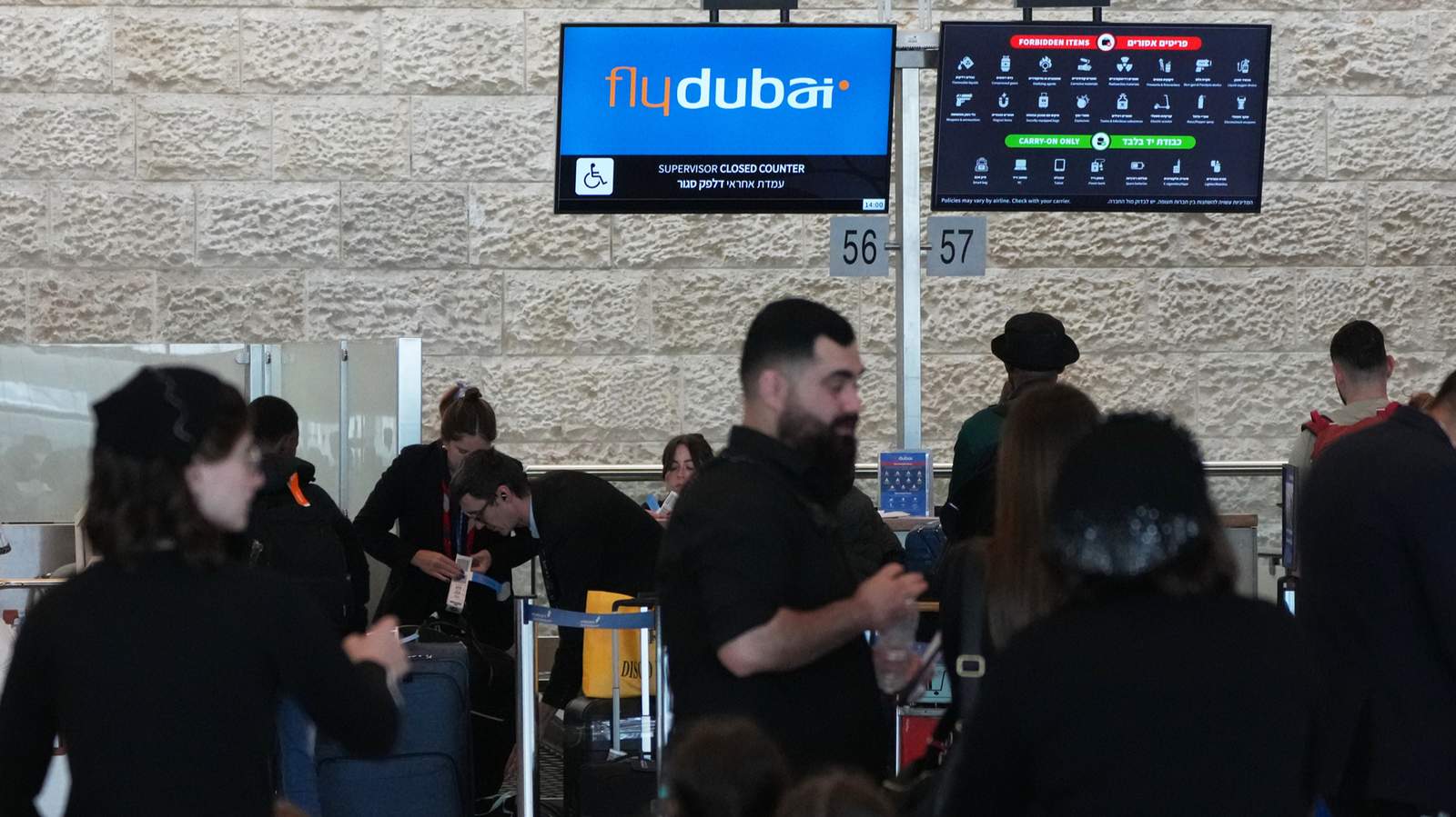 Пассажиры регистрируют багаж на рейс авиакомпании FlyDubai в международном аэропорту имени Бен-Гуриона. Израиль. 30 сентября 2026 года. Фото: Ariel Schalit / AP / Scanpix / LETA