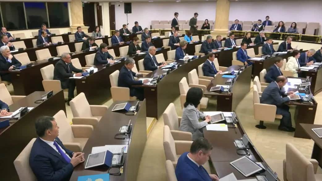 Сенат парламента Казахстана. Фото: скриншот из трансляции заседания на YouTube