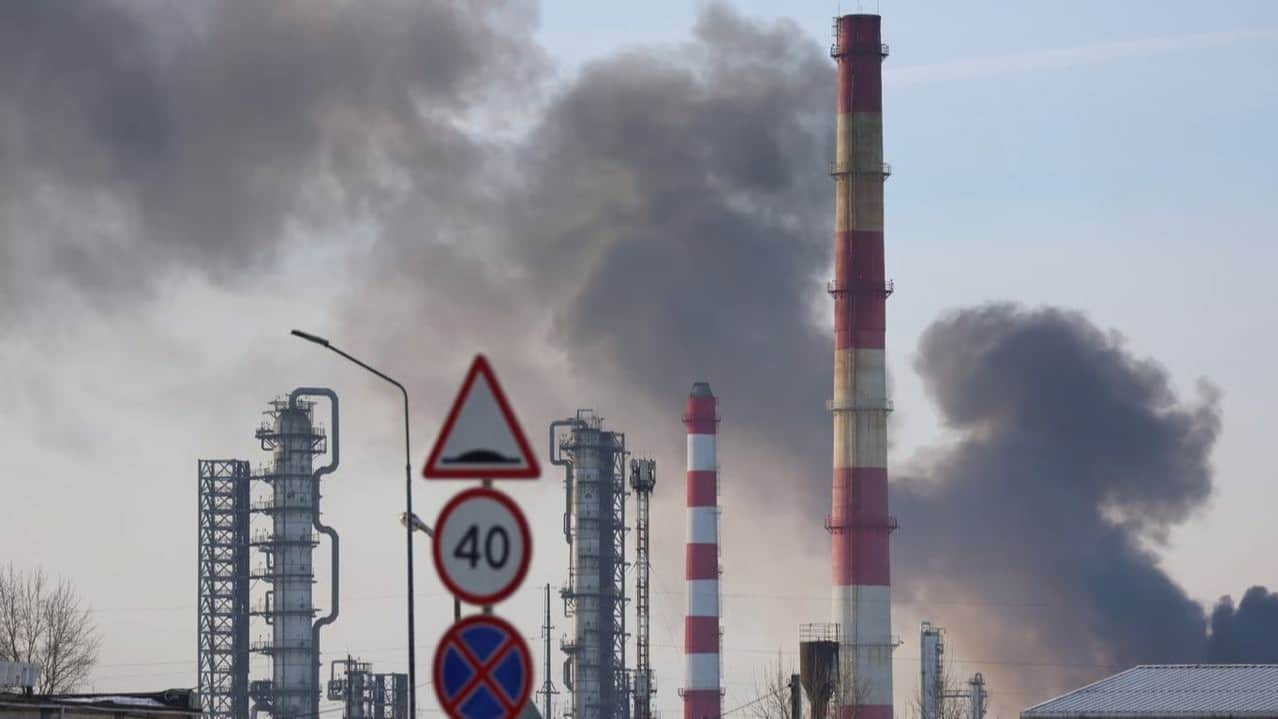 Thick smoke hangs over an oil refinery in the Ryazan region after a drone attack, 13 March 2024. Photo: Alexander Ryumin / TASS / Profimedia