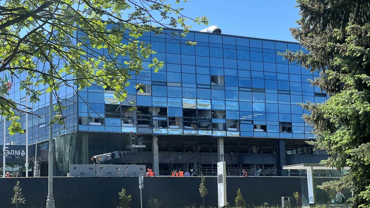 Рабочие устраняют последствия попадания дрона в Зеленограде, Московская область, 28 мая 2025 года. Фото: Reuters / Scanpix / LETA