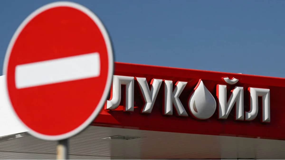 Логотип нефтяной компании «Лукойл» на заправке в Софии, Болгария, 23 октября 2025 года. Фото: Nikolay Doychinov / AFP / Scanpix / LETA