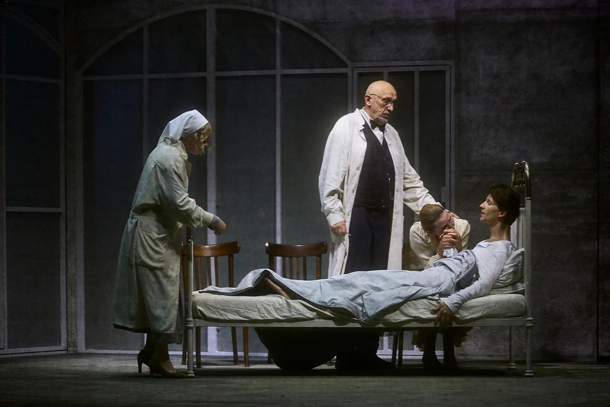 Сцена из спектакля «Волшебная гора». Фото: salzburgerfestspiele.at