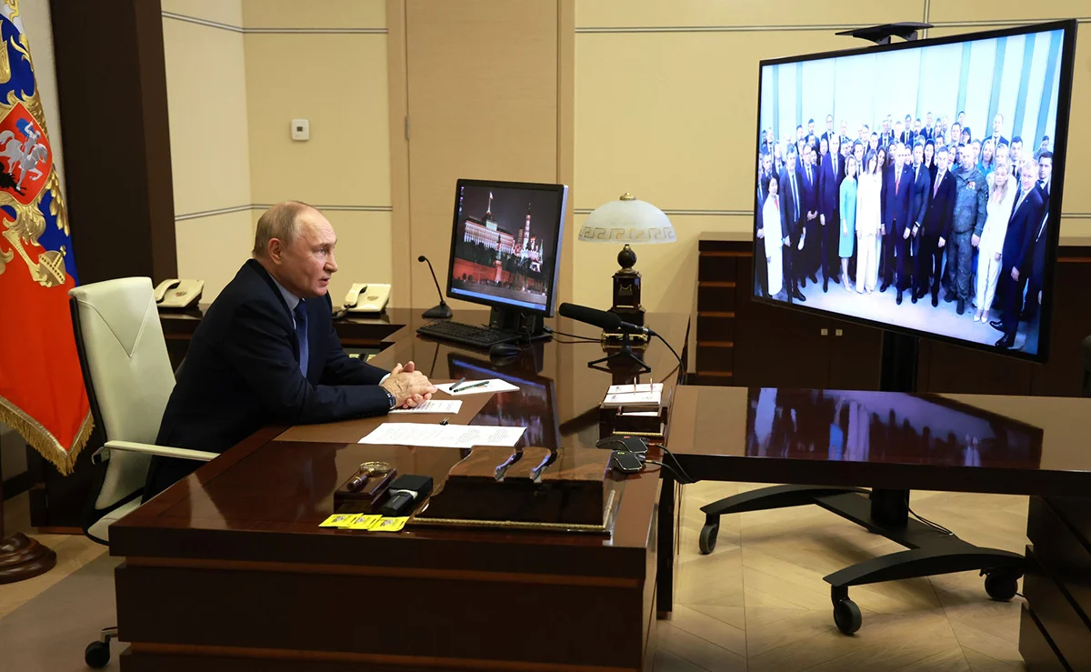 Встреча с выпускниками программы развития кадрового резерва Высшей школы госуправления РАНХиГС (в режиме видеоконференции). Фото: kremlin.ru