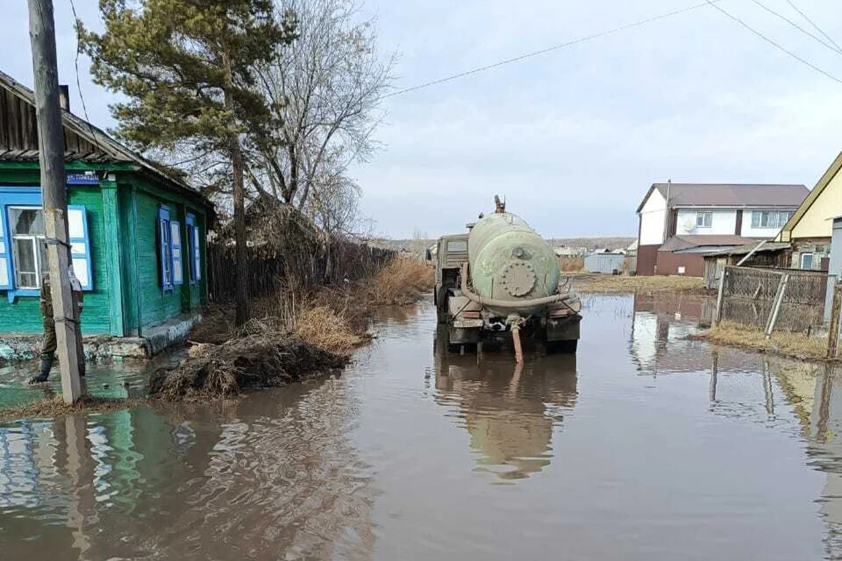 Коммунальщики откачивают воду с улиц Минусинска, 21 марта 2025 года. Фото: Администрация города Минусинска