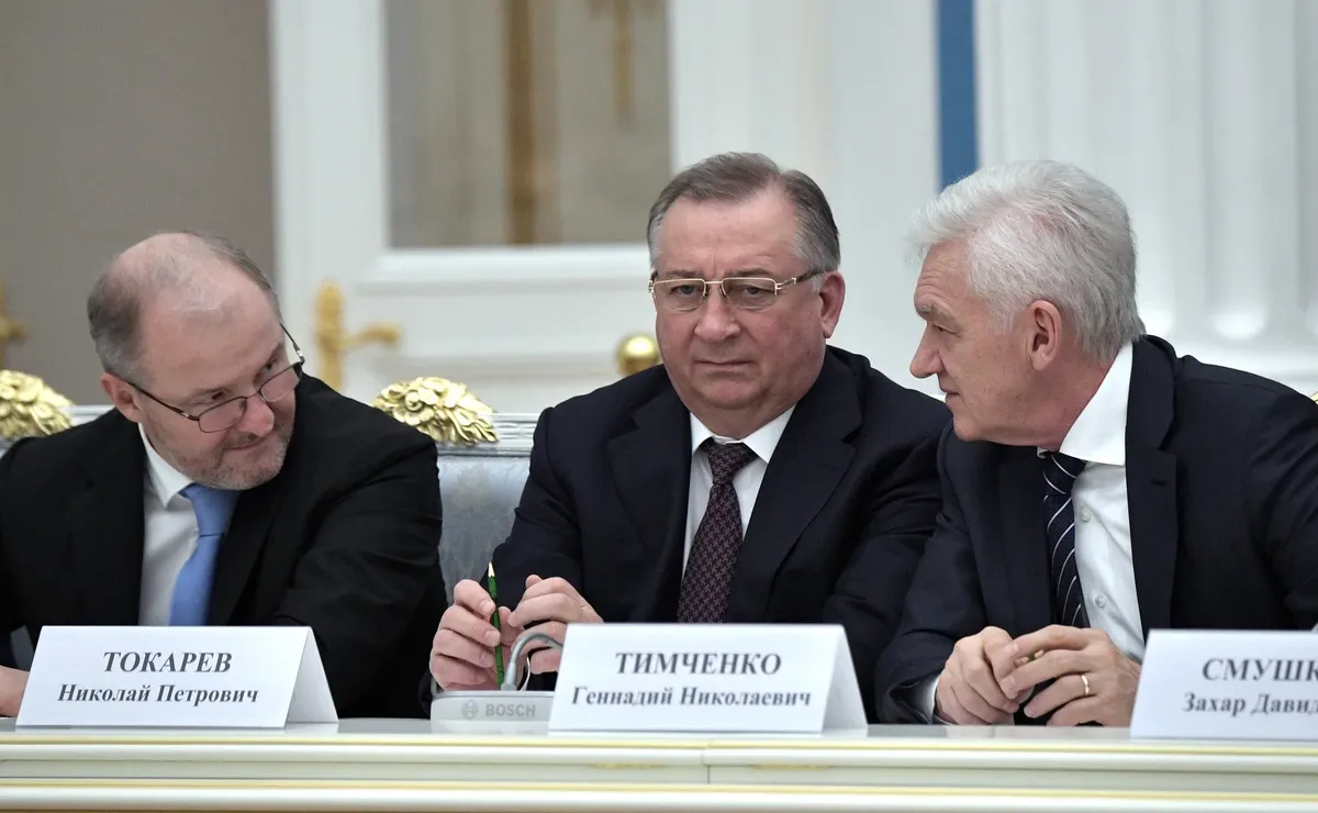 Председатель совета директоров корпорации «АЕОН» Роман Троценко, президент компании «Транснефть» Николай Токарев и основатель группы компаний «Волга Групп» Геннадий Тимченко (слева направо). Фото: Сайт Президента России