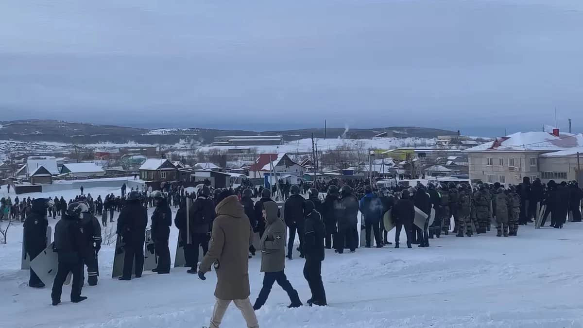 Полиция рядом с зданием суда в Баймаке, 17 января 2024 года. Фото: Однажды в Башкирии | Уфа / Telegram