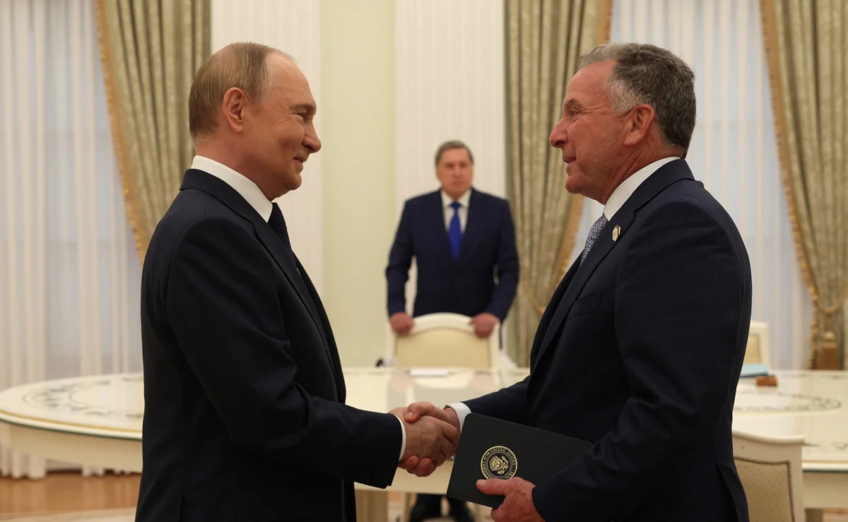 Владимир Путин встречается со спецпосланником Президента США Стивеном Уиткоффом, 6 июля 2025 года. Фото: kremlin.ru