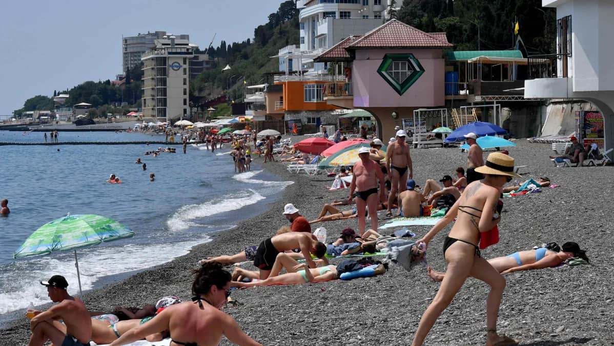 Люди загорают на пляже в Алуште, Крым, 18 июня 2023 года. Фото: Ольга Мальцева / AFP / Scanpix / LETA