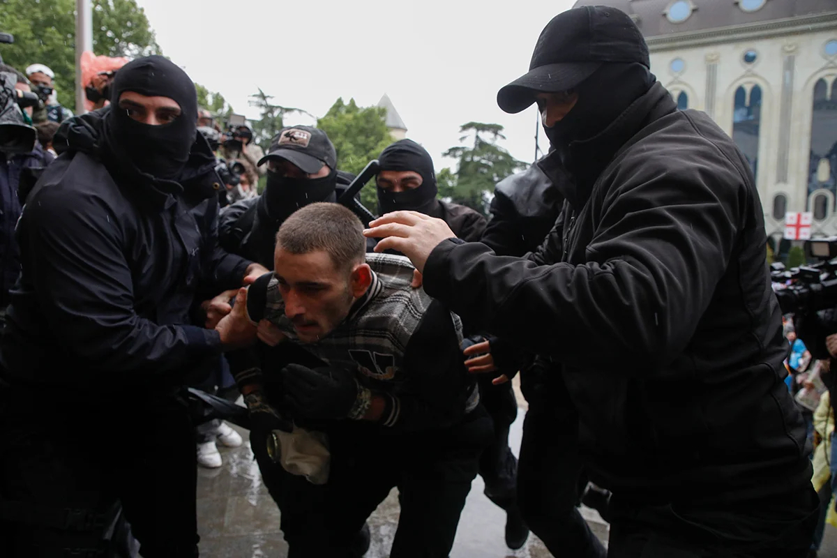 Грузинская полиция задерживает протестующих во время митинга против законопроекта об «иностранных агентах» перед зданием парламента в Тбилиси, Грузия, 14 мая 2024 года. Фото: David Mdzinarishvili / EPA-EFE