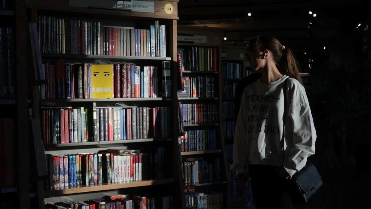 Посетительница книжного магазина в Санкт-Петербурге, 1 сентября 2025 года. Фото: Антон Ваганов / Reuters / Scanpix / LETA