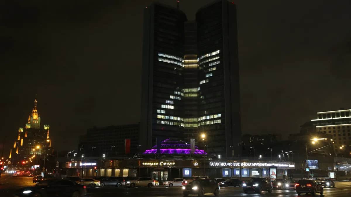 Здание правительства Москвы с символом "Z". Фото: Konstantin Zavrazhin/Getty Images