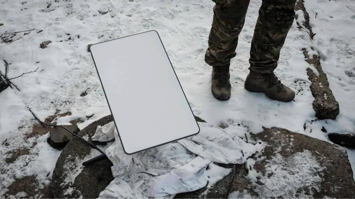 Украинский военнослужащий рядом с антенной Starlink, Бахмут, Украина, 9 февраля 2023 года Фото: Yasuyoshi Chiba / AFP / Scanpix / LETA