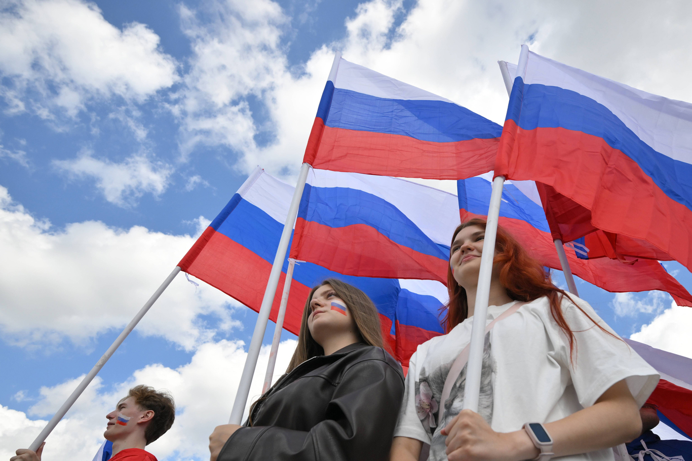 Участники флешмоба накануне Дня Государственного флага России. Москва. 20 августа 2026 года. Фото: Юрий Кочетков / Спутник / Imago Images / Scanpix / LETA