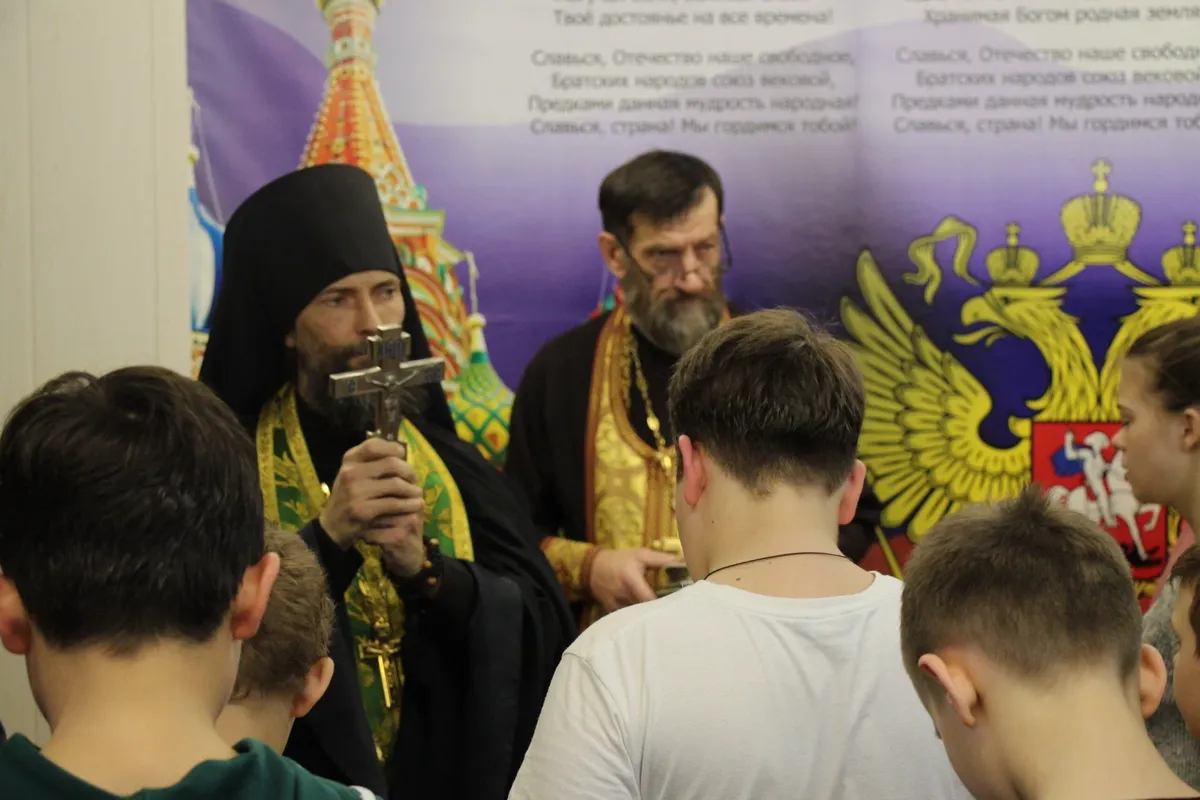 Священнослужитель проводит молебен в клубе «Десантник». Фото: соцсети