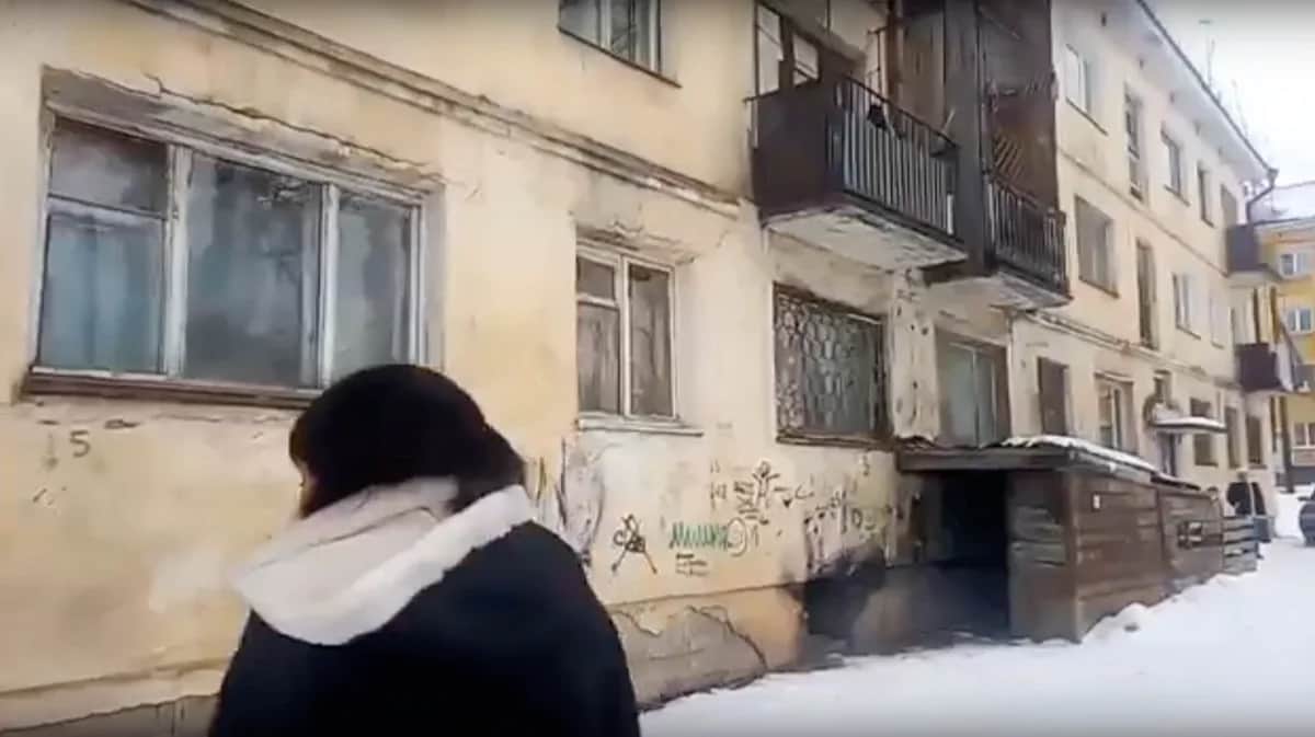 Кадр из видео обращения жильцов дома №3 на Куйбышевской улице в Братске. Фото: «ВКонтакте»