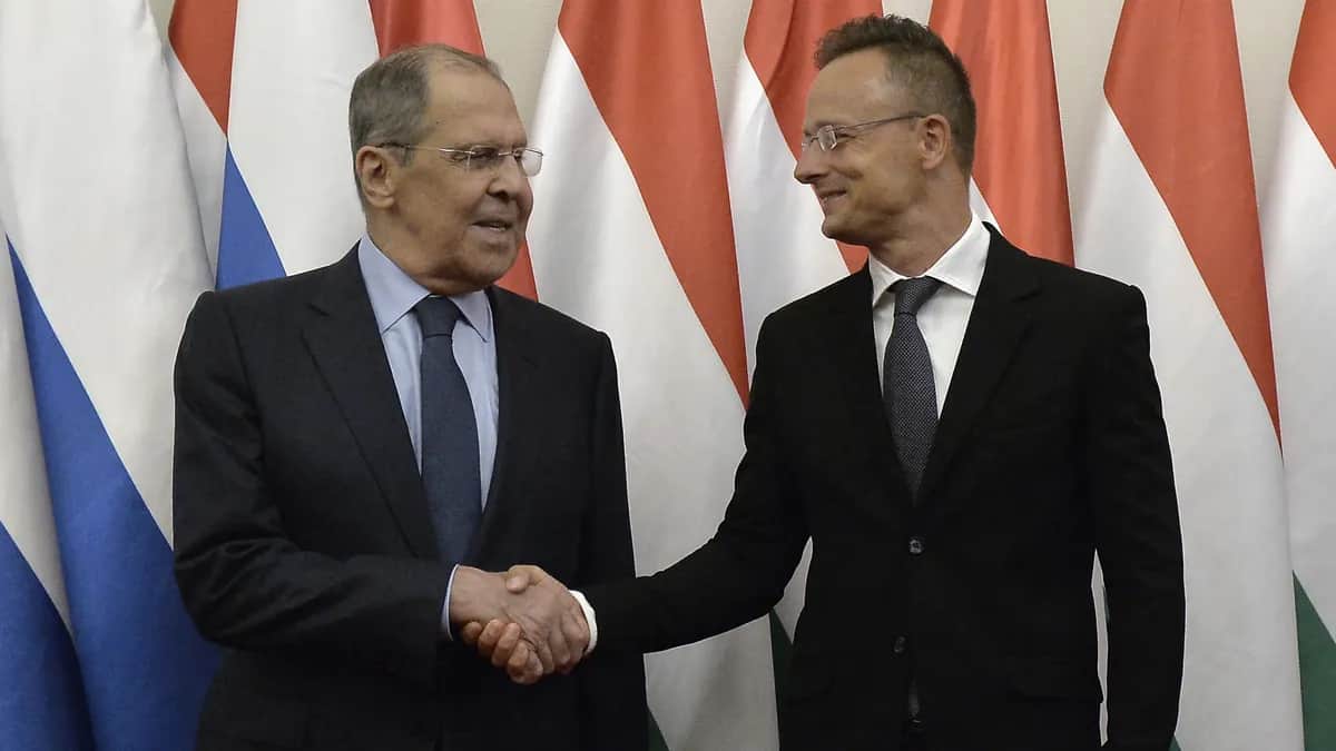 Главы МИД России и Венгрии Сергей Лавров и Петер Сийарто. Фото: Lajos Soos / EPA