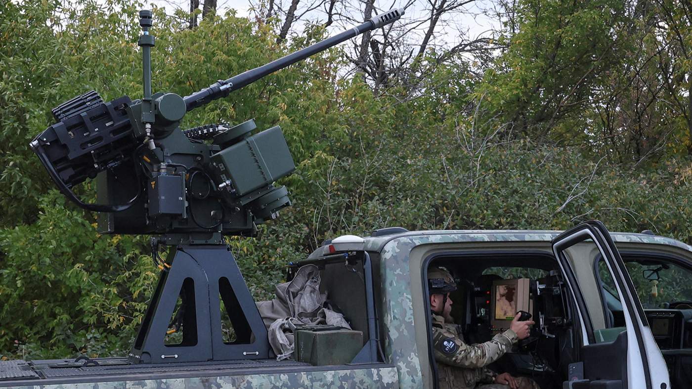 Военнослужащий 1030-го отдельного зенитного ракетно-артиллерийского полка «Аквила» проверяет автоматическую туррель австралийского производства «Slinger» во время своей боевой смены. Харьковская область, Украина. 26 сентября 2026 года. Фото: Serhii Okunev / REUTERS / Scanpix / LETA