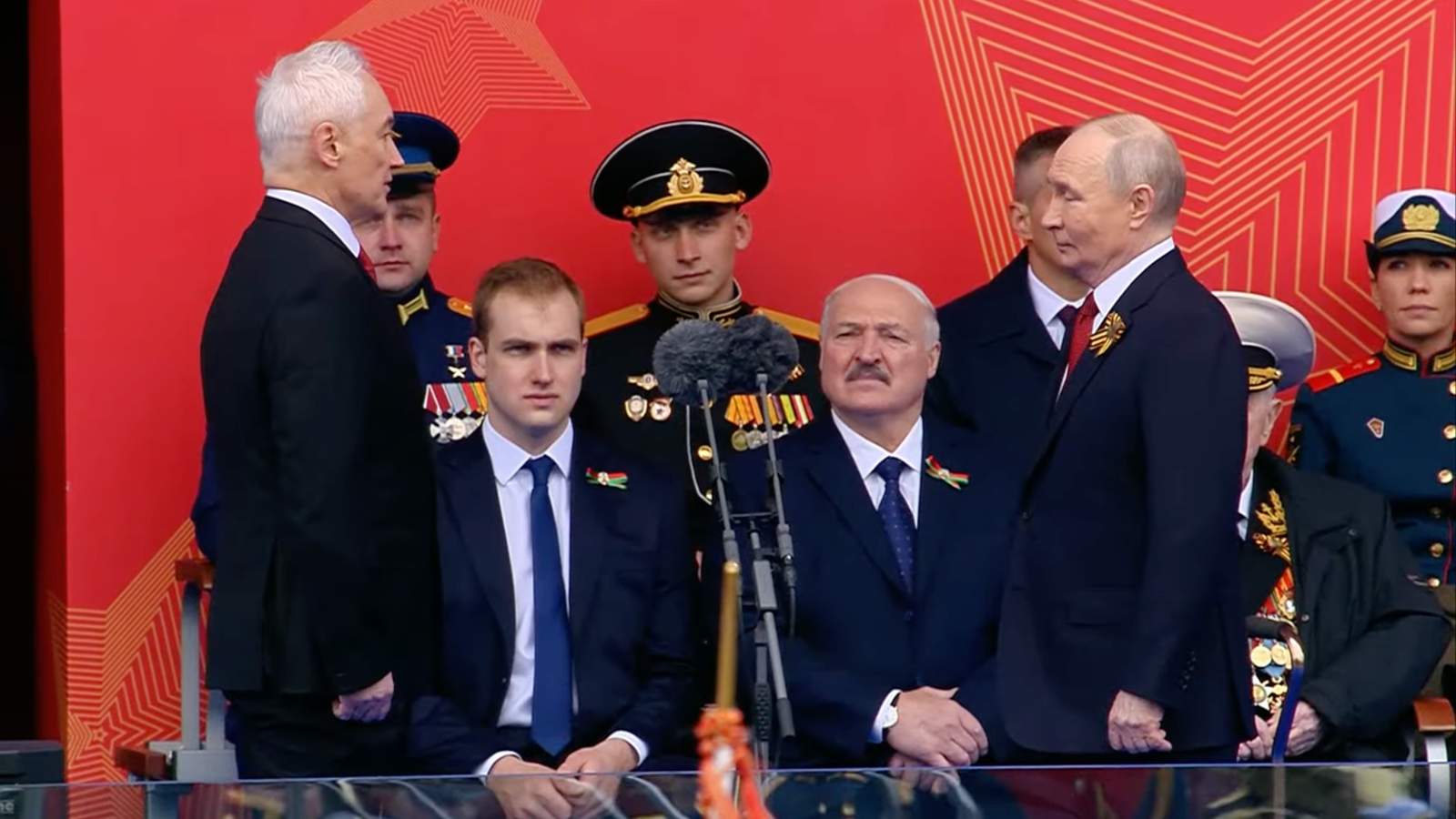 Министр обороны Андрей Белоусов докладывает Владимиру Путину о готовности к проведению парада. Фото: скрин из трансляции