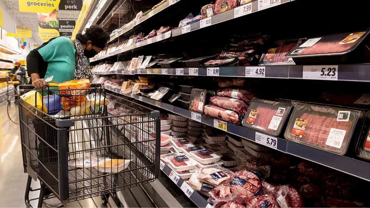 Покупатель рассматривает мясные продукты в магазине в Вашингтоне, округ Колумбия, США, 28 сентября 2022 года. Фото: Michael Reynolds / EPA