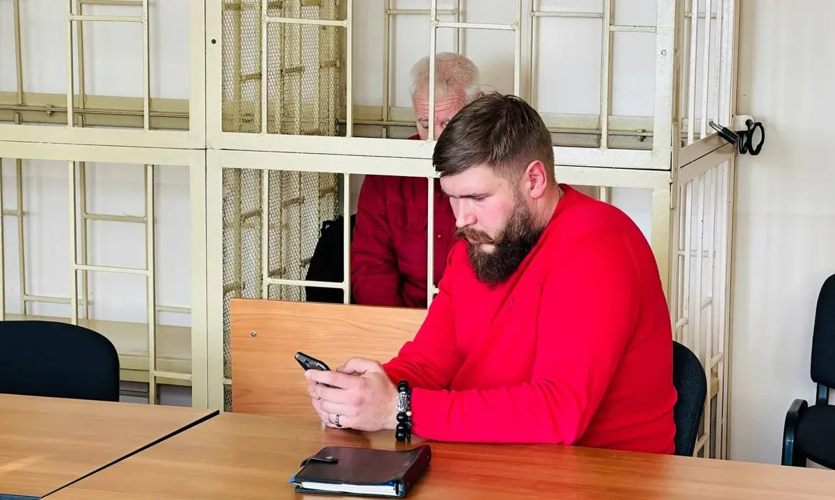 Роберт Шонов и его адвокат. Фото: Объединенная пресс-служба судебной системы Приморского края / Telegram