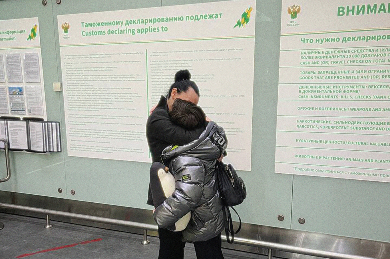Ольга и Денис Якоревы прощаются в аэропорту Санкт-Петербурга в ноябре 2022. Фото: архив Ольги Якоревой