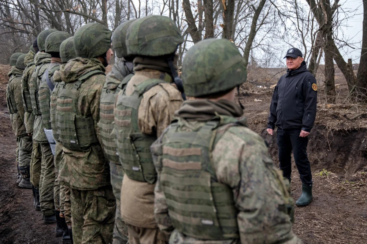 Роман Старовойт осматривает опорный пункт в приграничном с Украиной районе Курской области, 1 апреля 2023 года. Фото: пресс-служба Губернатора Курской области / Telegram