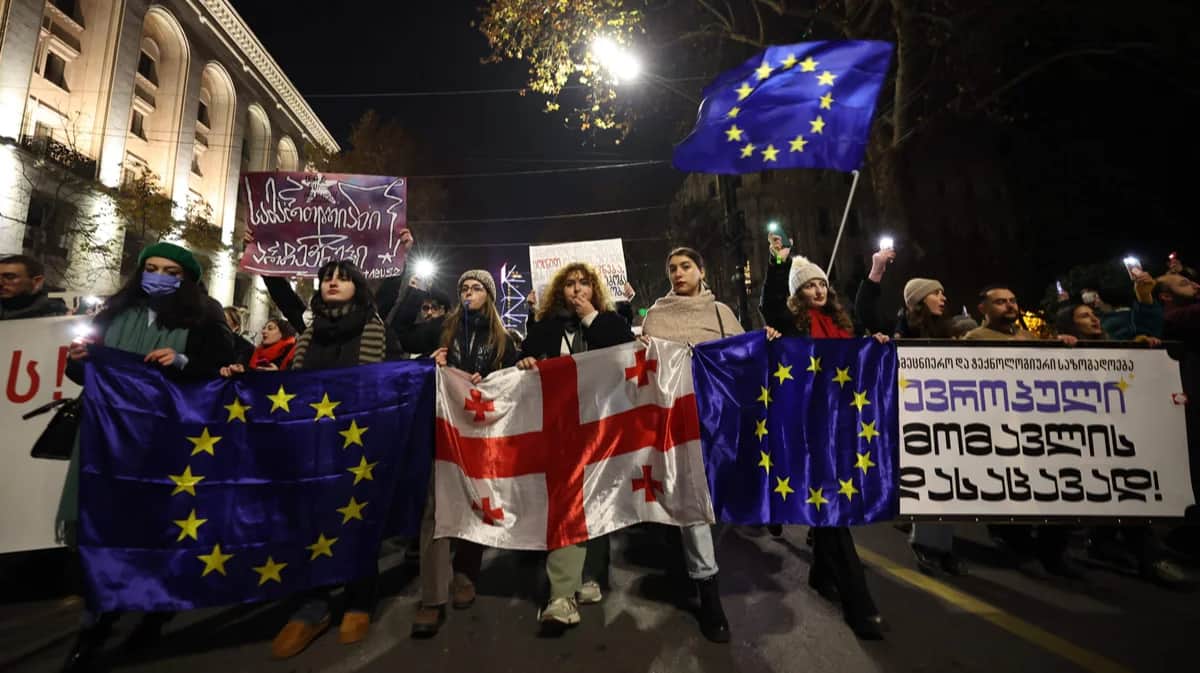 Протестующие против переноса переговоров о вступлении в Евросоюз у здания парламента в Тбилиси, 11 декабря 2024 года. Фото: Giorgi Arjevanidze / AFP / Scanpix / LETA