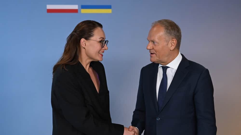 Премьер министры Украины и Польши Юлия Свириденко и Дональд Туск на Конференции по восстановлению Украины в Гданьске. Фото: Adam Warzawa / EPA