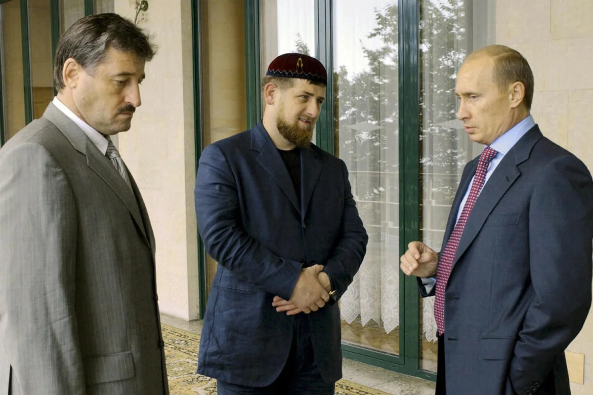 Али Алханов, Рамзан Кадыров и Владимир Путин в Чечне, 22 августа 2004 года. Фото: Kremlin.ru