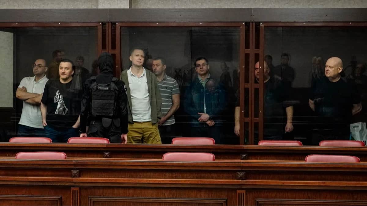 Обвиняемые в совершении взрыва на Крымском мосту в октябре 2022 года стоят за стеклянной решеткой во время оглашения приговора в Военном суде Южного округа в Ростове-на-Дону, 27 ноября 2025 года. Фото: EPA