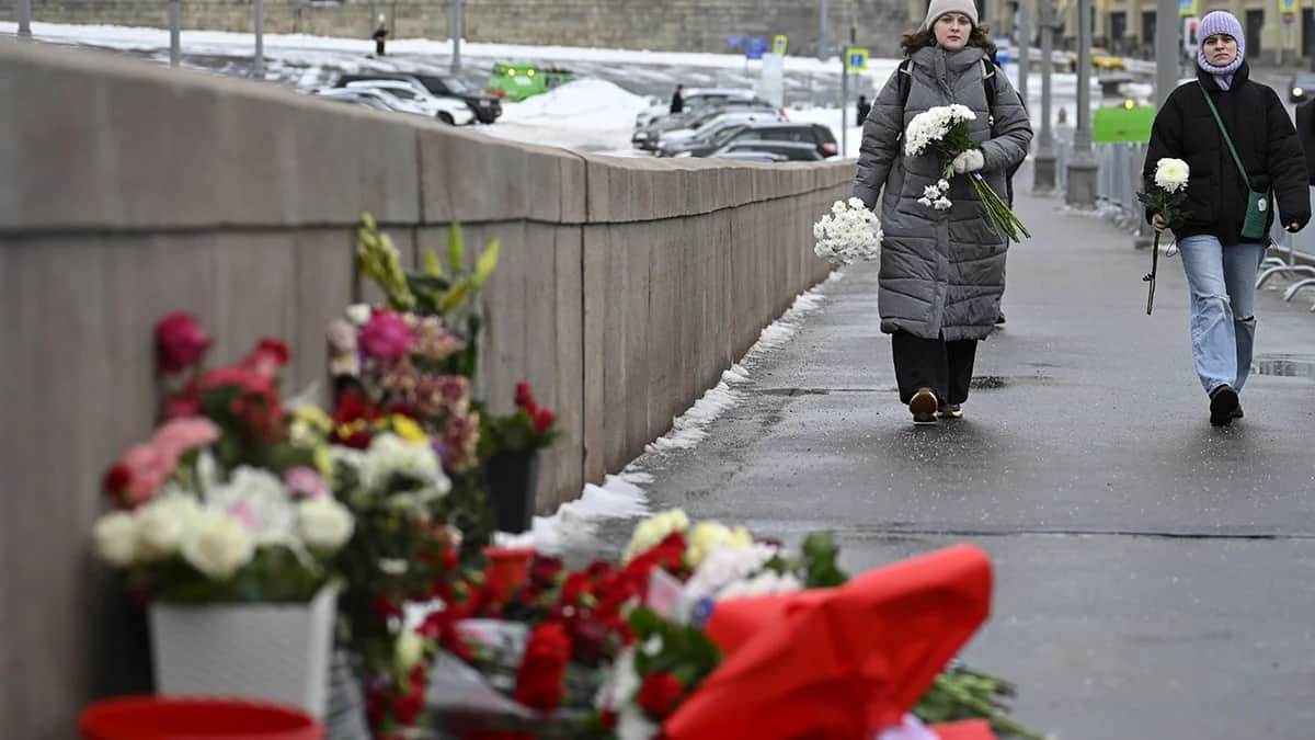 Женщины несут цветы к месту убийства Бориса Немцова, Москва, 27 февраля 2024 года. Фото: Stringer / EPA-EFE