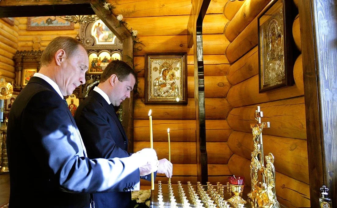 Vladimir Putin and Dmitry Medvedev light candles in a chapel on the territory of the presidential residence to honour those killed in the Smolensk plane crash. Photo: Wikimedia Commons , CC BY 4.0