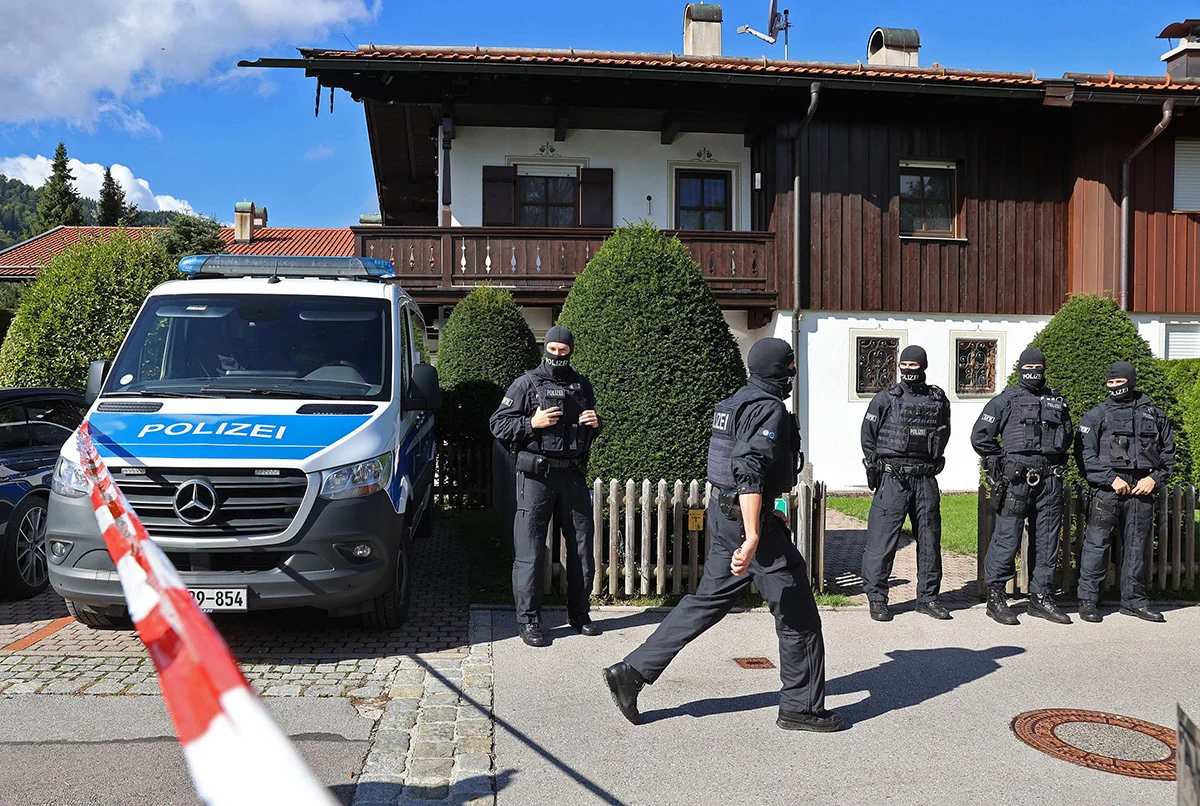 Полицейские у виллы Алишера Усманова на берегу озера Тегернзее в Баварии, 21 сентября 2022 года. Фото: Alexandra Beier / Getty Images