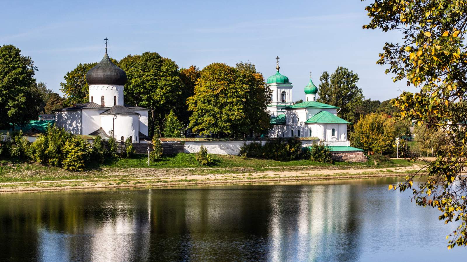 Вид на храмы Спасо-Преображенского Мирожского монастыря. Слева — Спасо-Преображенский собор, справа — Стефановская церковь. Псков. 21 сентября 2018 года. Фото: Drozd / Wikimedia (CC BY 4.0)