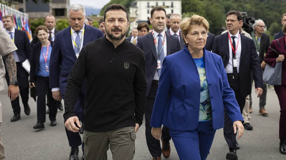 Президент Украины Владимир Зеленский и федеральный президент Швейцарии Виола Амхерд во время саммита по вопросам мира в Украине, Швейцария, 15 июня 2024 года. Фото: Michael Buholzer / EPA-EFE