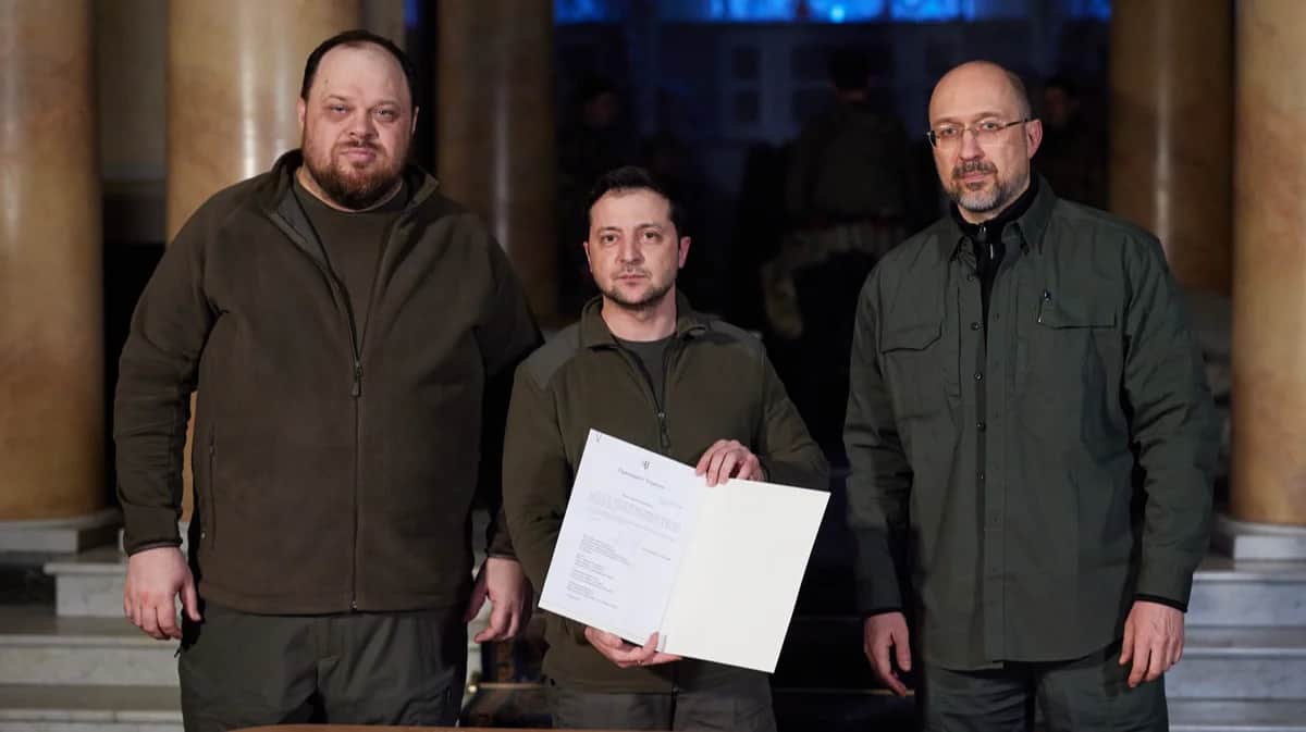 Председатель Верховной Рады Руслан Стефанчук, президент Украины Владимир Зеленский и премьер-министр Денис Шмыгаль после подписания заявки на членство Украины в ЕС, 28 февраля 2022 года. Фото: пресс-служба Президента Украины