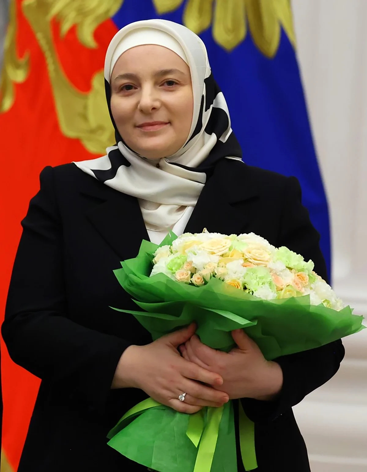 Медни Кадырова на церемонии вручения государственных наград, где ей было присвоено звание «Мать-героиня». Фото: kremlin.ru