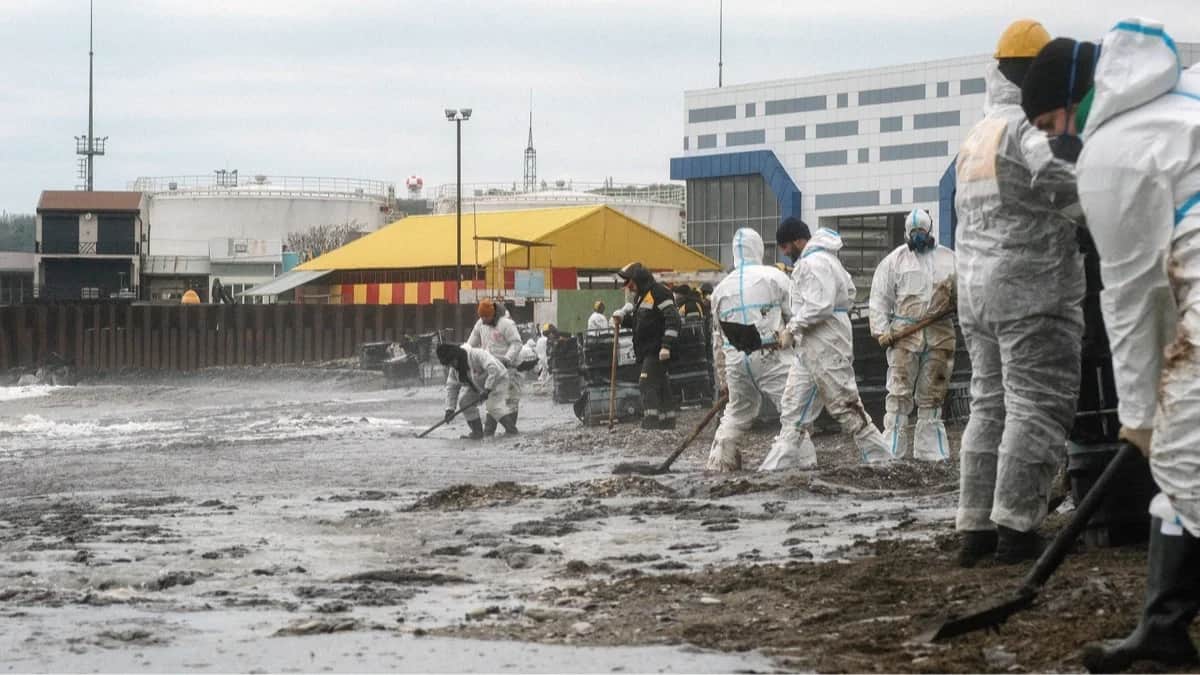 Ликвидация последствия разлива нефтепродуктов на побережье в районе морского терминала в Туапсе, Краснодарский край, 25 апреля 2026 года. Фото: Борис Морозов / Спутник / Imago Images / Scanpix / LETA