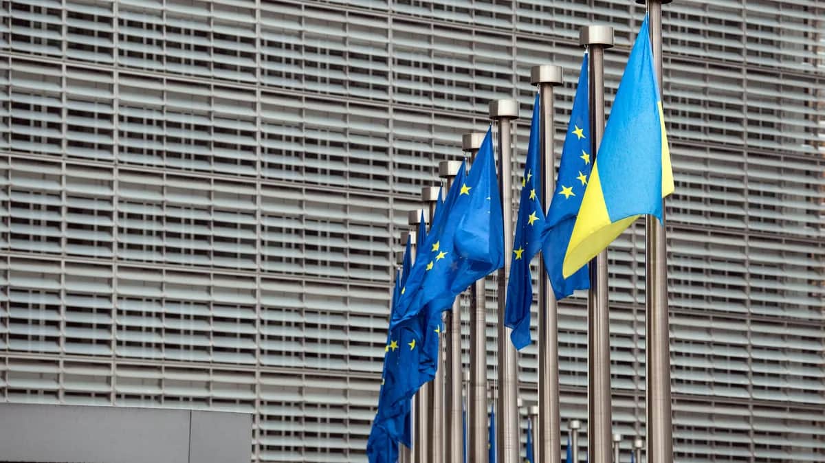 Перед зданием штаб-квартиры Европейской комиссии подняты флаги Украины и ЕС. Фото: Lukasz Kobus/European Union